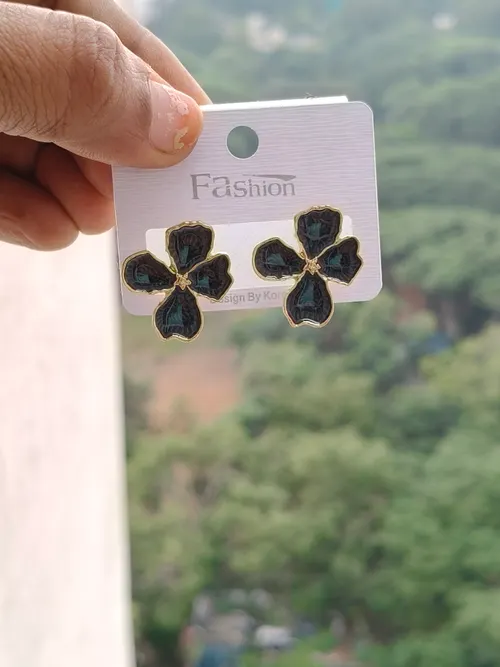 Flower earring stud